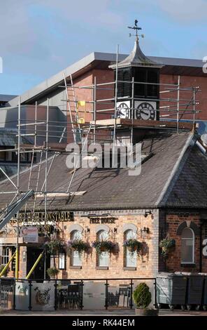 Uhr Reparaturen am Wetherspoons in Gloucester Docks Stockfoto