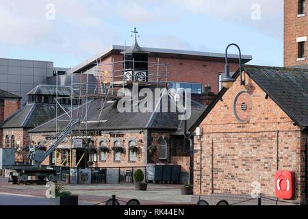 Uhr Reparaturen am Wetherspoons in Gloucester Docks Stockfoto
