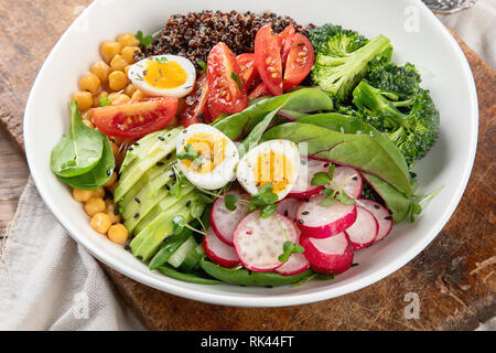 Healhty veganes Mittagessen Schüssel. Salat mit Quinoa, Brokkoli, Rettich und Kichererbsen. Stockfoto