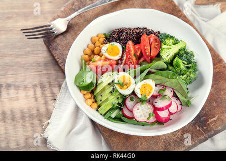 Healhty veganes Mittagessen Schüssel. Salat mit Quinoa, Brokkoli, Rettich und Kichererbsen. Stockfoto