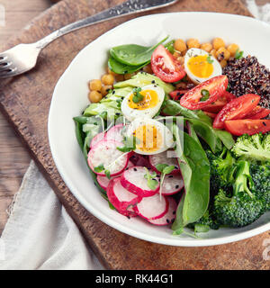Healhty veganes Mittagessen Schüssel. Salat mit Quinoa, Brokkoli, Rettich und Kichererbsen. Stockfoto
