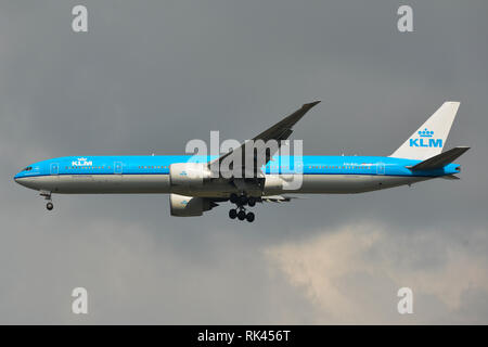 Bangkok, Thailand - 21.April 2018. Eine Boeing 777-300ER Flugzeug der KLM Royal Dutch Airlines Landung in Bangkok Suvarnabhumi International Airport (BKK). Stockfoto