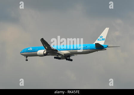 Bangkok, Thailand - 21.April 2018. Eine Boeing 777-300ER Flugzeug der KLM Royal Dutch Airlines Landung in Bangkok Suvarnabhumi International Airport (BKK). Stockfoto