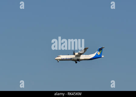 Bangkok, Thailand - 21.April 2018. Eine ATR 72-500 Flugzeug von Lao Airlines Landung in Bangkok Suvarnabhumi International Airport (BKK). Stockfoto