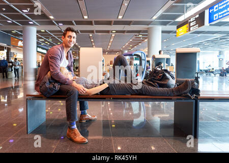 FRANKFURT, Deutschland - 13 März 2016: Menschen am Flughafen Frankfurt. Frankfurt Airport ist ein internationaler Flughafen in Frankfurt und die Majo entfernt Stockfoto