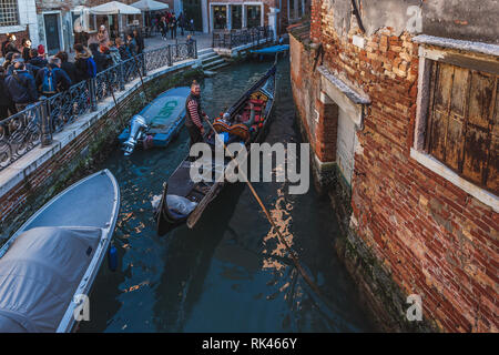 Venedig, Italien - 10 Februar 2018: Gondel vorbei in einen kleinen Kanal Stockfoto