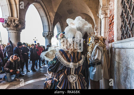 Venedig, Italien - 10 Februar 2018: Bunte Karnevalsmasken für Fotografen vor dem Palazzo Ducale posing Stockfoto
