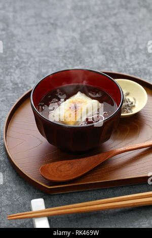 Oshiruko, süsse rote Bohnensuppe mit gegrillten Mochi (reiskuchen), traditionelle japanische Dessert Stockfoto