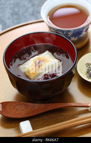 Oshiruko, süsse rote Bohnensuppe mit gegrillten Mochi (reiskuchen), traditionelle japanische Dessert Stockfoto