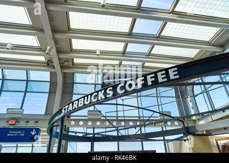 CHICAGO, IL - ca. April 2016: Starbucks Cafe am Flughafen O'Hare. Starbucks Corporation ist eine US-amerikanische Firma global Kaffee und Kaffeehaus Kette ba Stockfoto