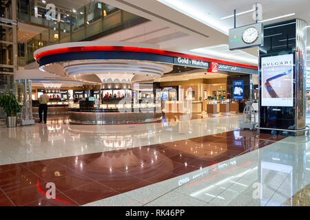 DUBAI, VAE - April 08, 2016: Innerhalb des Dubai International Airport. Der internationale Flughafen Dubai ist die primäre Flughafen Dubai, Vereinigte Arabische Emir Stockfoto