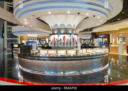 DUBAI, VAE - April 08, 2016: Innerhalb des Dubai International Airport. Der internationale Flughafen Dubai ist die primäre Flughafen Dubai, Vereinigte Arabische Emir Stockfoto