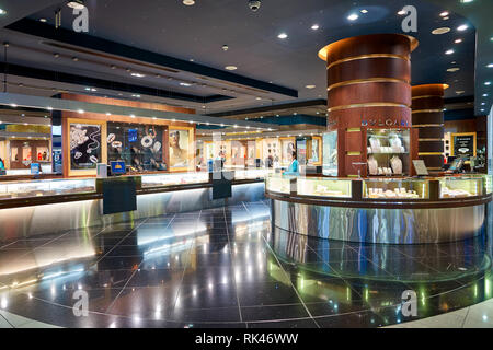 DUBAI, VAE - April 09, 2016: Innerhalb des Dubai International Airport. Der internationale Flughafen Dubai ist die primäre Flughafen Dubai, Vereinigte Arabische Emir Stockfoto