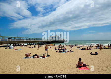 Die Leute am Strand von Bournemouth, England, Großbritannien Stockfoto