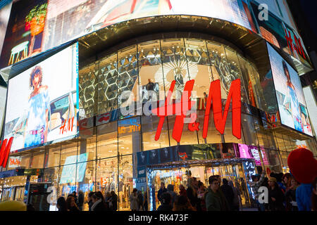 NEW YORK - ca. März 2016: Times Square H&M Store in der Nacht. H&M Hennes & Mauritz AB ist eine schwedische multinationale Retail - Kleidung Firma, für bekannte Stockfoto