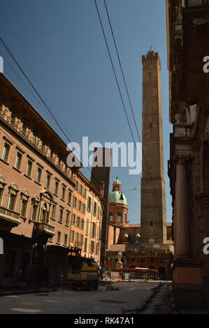 Bologna Türme Asinelli Am Ende der Rizzoli Straße in Bologna. Reisen, Urlaub, Architektur. 31. März 2015. Bologna, Emilia Romagna, Italien. Stockfoto
