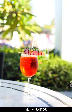 Glas Aperol Spritz Cocktail auf der Cafe Tabelle im Tropical Resort Stockfoto