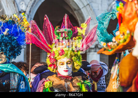 Venedig, Italien - 10 Februar 2018: Nahaufnahme von bunten Karneval Maske mit Fantasy Motiven geschmückt Stockfoto