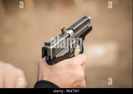 Close-up Detail ansicht Pistole, Pistole, Gewehr Fehlfunktionen. Abstand Sicherheitsübungen Stockfoto