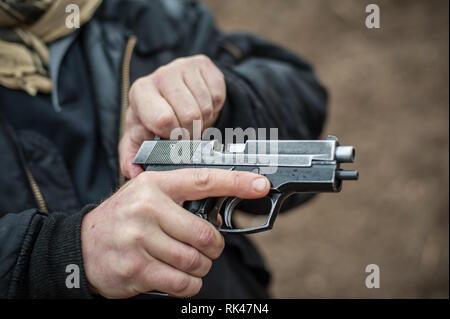 Close-up Detail ansicht Pistole, Pistole, Gewehr Fehlfunktionen. Abstand Sicherheitsübungen Stockfoto