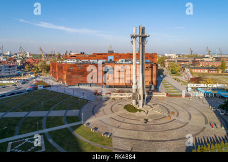 Danzig, Polen. Rostigen Stahl Gebäude der europäischen Solidarität Zentrum und Museum in Danzig und das Denkmal für die gefallenen Werftarbeiter. Stockfoto