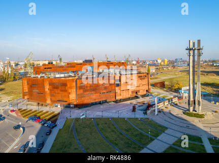 Danzig, Polen. Rostigen Stahl Gebäude der europäischen Solidarität Zentrum und Museum in Danzig und das Denkmal für die gefallenen Werftarbeiter. Stockfoto