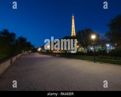Am späten Abend Blick hinunter auf den Eiffelturm in Paris. Stockfoto