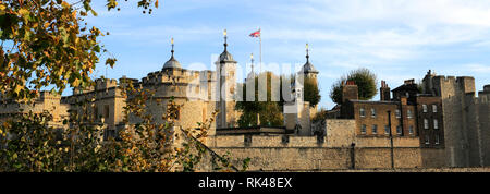 Die Wände und das Gelände des Tower of London, Nordufer River Thames, London City, England, UK Stockfoto