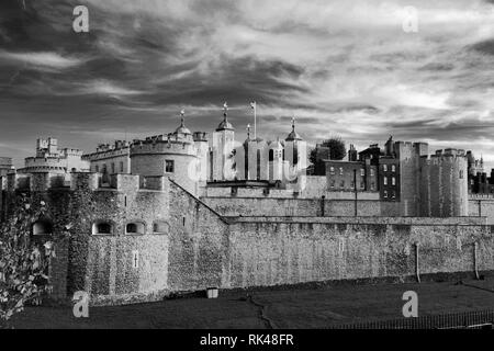 Die Wände und das Gelände des Tower of London, Nordufer River Thames, London City, England, UK Stockfoto