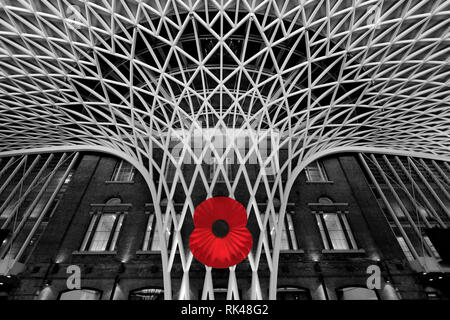 Die riesige Mohn am Kings Cross Bahnhof am Armistice Day in London City, England, Großbritannien Stockfoto