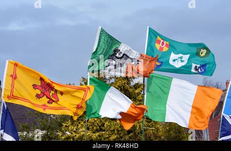 Flaggen außerhalb des Stadions während der Guinness sechs Nationen match bei BT Murrayfield, Edinburgh geflogen werden. Stockfoto