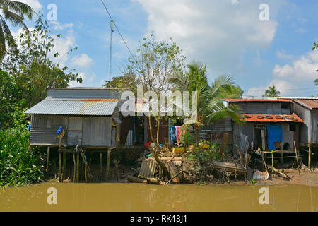 Can Tho, Vietnam - 30. Dezember 2017. Waterfront Häuser in einem ländlichen Teil von Can Tho in Vietnam Mekong Delta Stockfoto