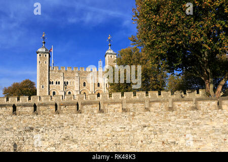 Die Wände und das Gelände des Tower of London, Nordufer River Thames, London City, England, UK Stockfoto