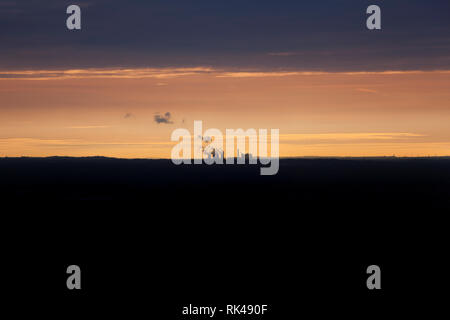 Sonnenuntergang über Stockport zu Fiddlers Ferry Kraftwerk Silhouette am Horizont Stockfoto