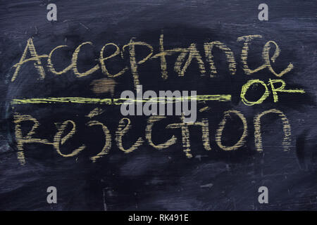 Annahme oder Ablehnung mit Farbe chalk Konzept an die Tafel geschrieben Stockfoto