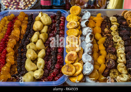 Kandierte Früchte, Birnen, Feigen, Pflaumen, Aprikosen, Pfirsiche und verschiedene Kirschen in Kunststoffschalen Stockfoto