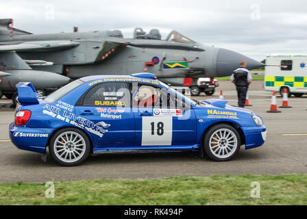 Richard Burns Memorial Rally an RAF Marham, Norfolk, Großbritannien, mit einem Royal Air Force Panavia Tornado am Start. Damien Rigden racing Subaru Impreza Stockfoto