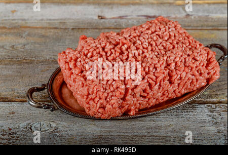 Hackfleisch/Faschiertes rohes Hackfleisch auf alten Holz Hintergrund. Stockfoto