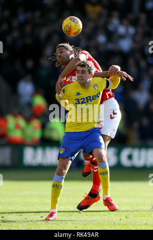 Leeds United Patrick's Bamford (unten) und Middlesbrough ist Ryan Shotton Herausforderung während der Sky Bet Championship match Im Riverside Stadium, Middlesbrough. Stockfoto