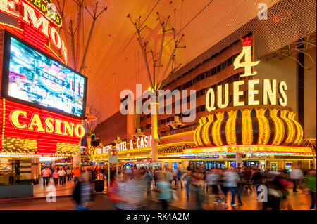 4 Queens Hotel und Casino in der Fremont Street Las Vegas, Nevada, USA bei Nacht. 4 Queens eröffnet in 1966. Stockfoto