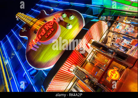 Riesige Gitarre auf der Fassade am Eingang des Hard Rock Cafe in Las Vegas, Nevada, USA bei Nacht Stockfoto