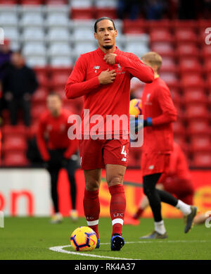 Liverpool Vergils van Dijk erwärmt, bevor die Premier League Match in Liverpool, Liverpool. Stockfoto