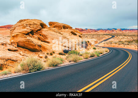 Straße durch Valley of Fire State Park Nevada USA Stockfoto