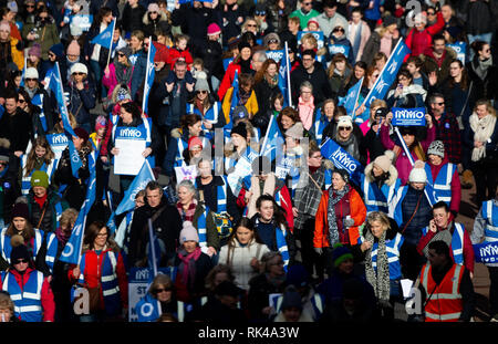 Eine im März in Dublin zur Unterstützung der streikenden Krankenschwestern und Hebammen, fordert von der Regierung ernsthafte Vorschläge den Arbeitskampf zu lösen. Stockfoto