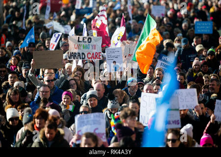 Eine im März in Dublin zur Unterstützung der streikenden Krankenschwestern und Hebammen, fordert von der Regierung ernsthafte Vorschläge den Arbeitskampf zu lösen. Stockfoto