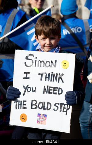 Liam Mulvany, 7, von Dublin während einer März in Dublin zur Unterstützung der streikenden Krankenschwestern und Hebammen fordert von der Regierung ernsthafte Vorschläge den Arbeitskampf zu lösen. Stockfoto