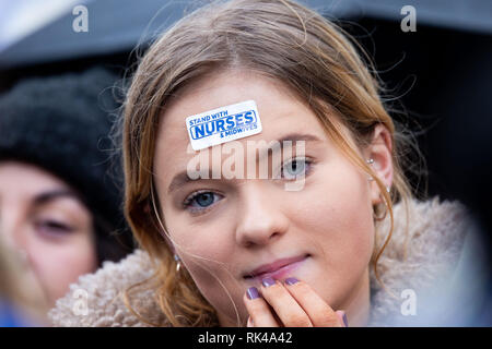 Eine im März in Dublin zur Unterstützung der streikenden Krankenschwestern und Hebammen, fordert von der Regierung ernsthafte Vorschläge den Arbeitskampf zu lösen. Stockfoto