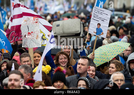 Eine im März in Dublin zur Unterstützung der streikenden Krankenschwestern und Hebammen, fordert von der Regierung ernsthafte Vorschläge den Arbeitskampf zu lösen. Stockfoto