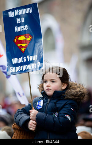 Kate Fitzpatrick, 5, besucht eine März in Dublin zur Unterstützung der streikenden Krankenschwestern und Hebammen, fordert von der Regierung ernsthafte Vorschläge den Arbeitskampf zu lösen. Stockfoto