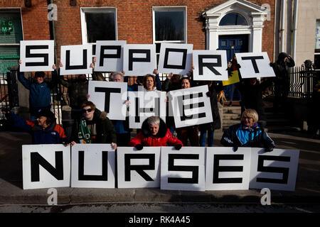 Eine im März in Dublin zur Unterstützung der streikenden Krankenschwestern und Hebammen, fordert von der Regierung ernsthafte Vorschläge den Arbeitskampf zu lösen. Stockfoto